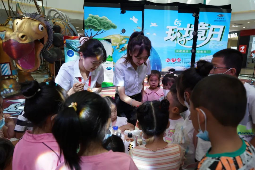 2022年6月3日，東華科技所屬東華天業(yè)公司聯(lián)合新疆建設兵團第八師石河子市生態(tài)環(huán)境局在新疆萬達商場舉辦“共建清潔美麗世界”六五環(huán)境日公益宣傳活動