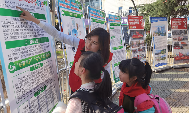 2021年3月25日，藍(lán)鴿志愿服務(wù)隊(duì)前往社區(qū)開展“世界水日”暨“中國(guó)水周”主題宣傳活動(dòng)（1）