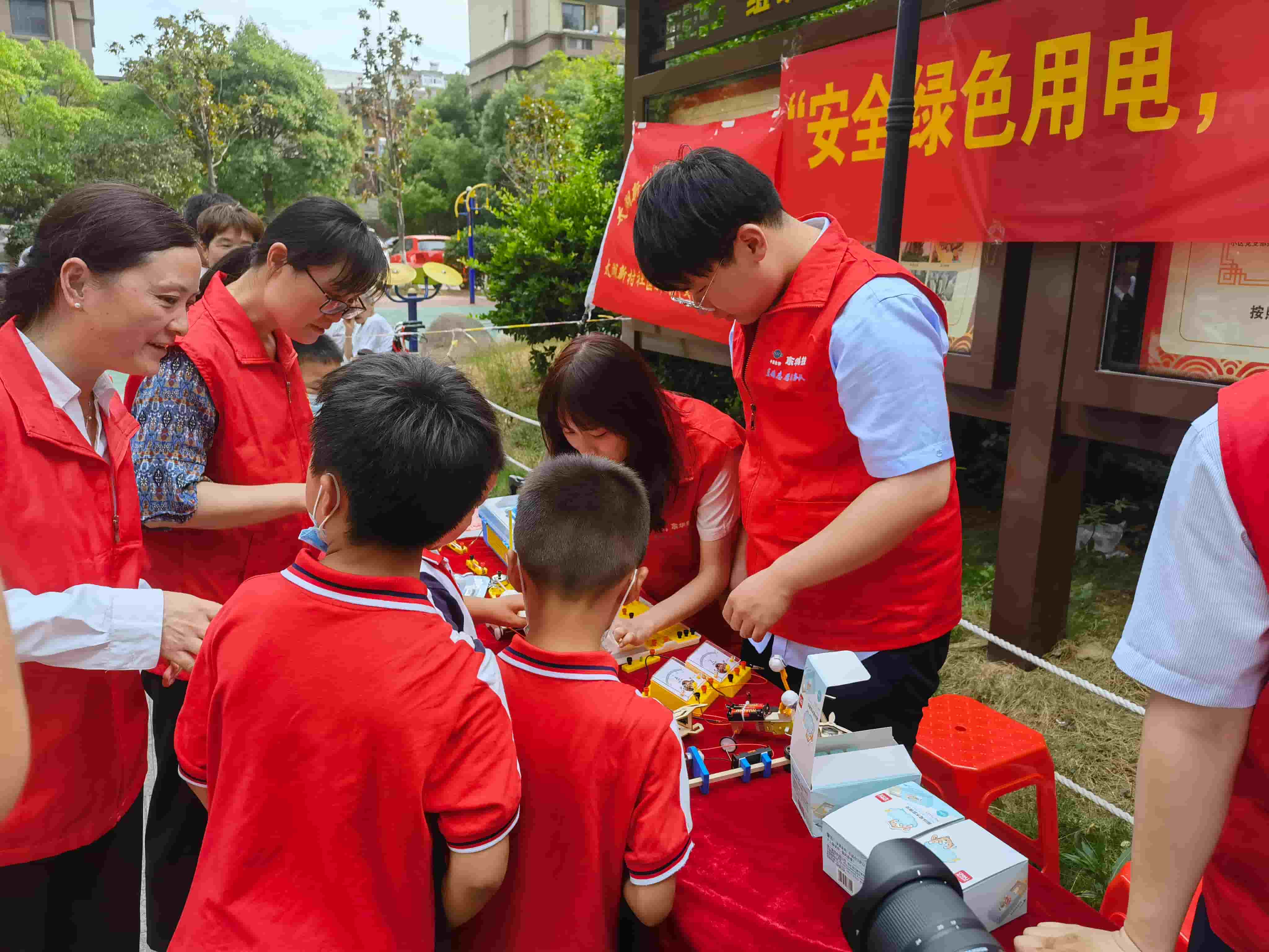 2021年6月21日，藍(lán)鴿志愿服務(wù)隊(duì)前往社區(qū)開展“安全用電，安全你我”志愿活動(dòng)（1）