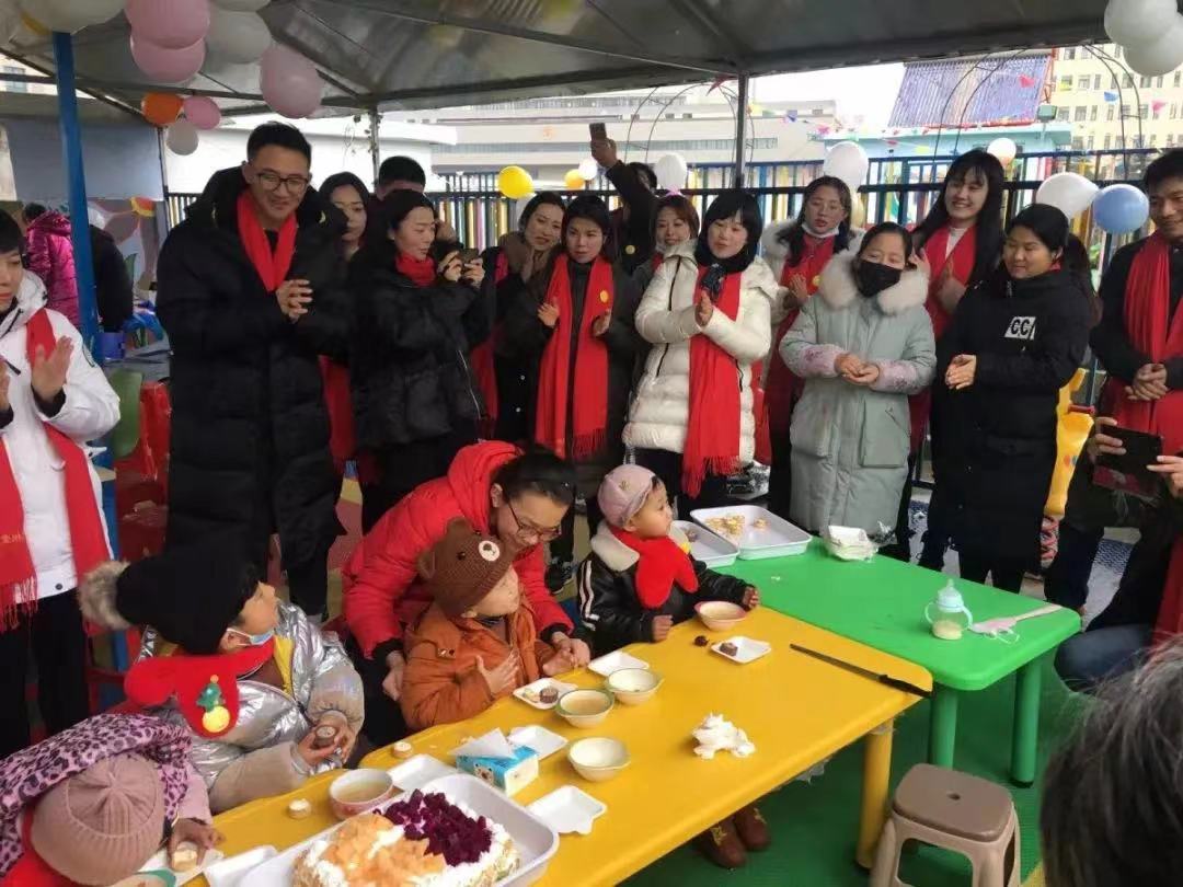 2020年1月13日，志愿服務(wù)隊(duì)和社會(huì)各界愛(ài)心人士為“口罩天使們”舉辦集體生日會(huì)