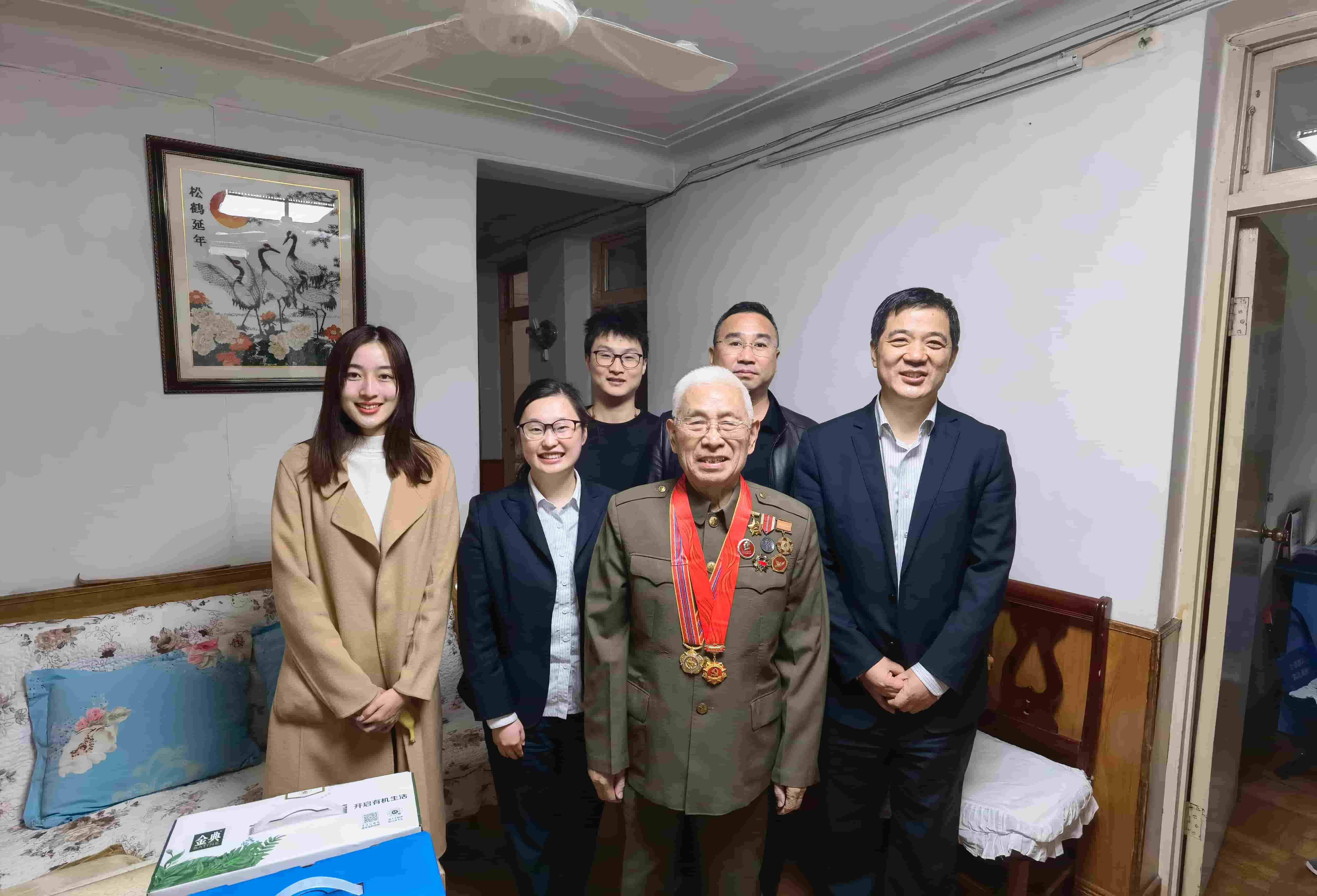 freecompress-2021年11月19日，東華科技聯(lián)合合肥市軍隊離退休干部第四干休所黨支部，看展“憶黨史、悟初心、擔(dān)使命”主題活動